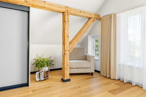 a living room with a chair and a large mirror at Kipperi Kodumajutus in Lihula