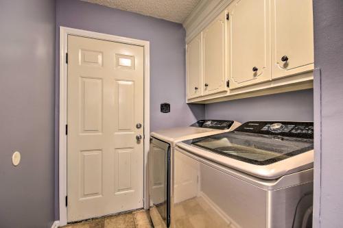 Una cocina o zona de cocina en Martinez Retreat with Seasonal Pool 9 Mi to Masters