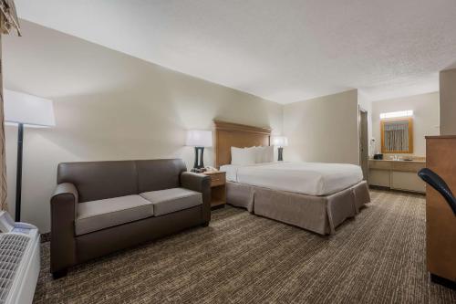 una camera d'albergo con un letto e un divano di Best Western University Inn a Tuscaloosa