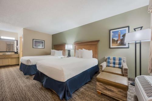 una habitación de hotel con una cama grande y una silla en Best Western University Inn en Tuscaloosa