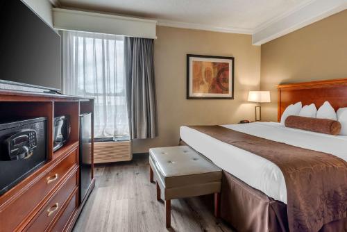 une chambre d'hôtel avec un lit et une télévision dans l'établissement Best Western Fort Washington Inn, à Fort Washington