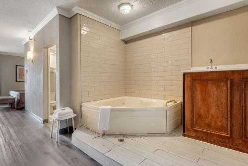 Habitación con baño grande con bañera. en Best Western Fort Washington Inn en Fort Washington