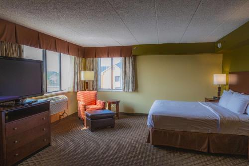 a hotel room with a bed and a flat screen tv at Best Western Executive Inn Kenosha - Pleasant Prairie in Kenosha