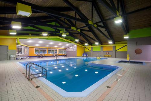 una gran piscina cubierta en un edificio en Best Western Plus NorWester Hotel & Conference Centre en Thunder Bay