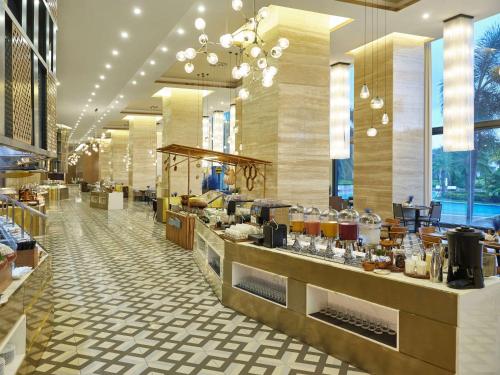 un restaurant avec un comptoir avec de la nourriture dessus dans l'établissement Radisson Blu Resort Phu Quoc, à Duong Dong