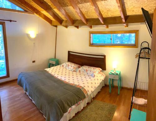 Cama o camas de una habitación en Cascadas del Llaima, Cabaña Pozón