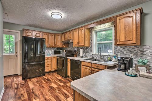 Una cocina o zona de cocina en Charming Pentwater Home with Fire Pit and Yard!