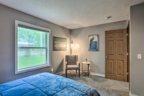 Cama o camas de una habitación en Charming Pentwater Home with Fire Pit and Yard!