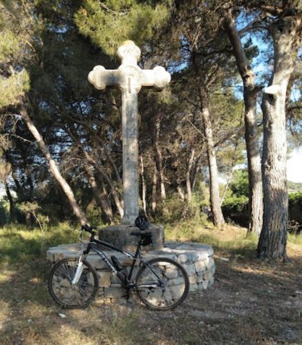 a bike parked in front of a cross at MASÍA de SAN JUAN CASA NÚMERO 1 en Castillo con piscina y Aire Acondicionado in Segorbe