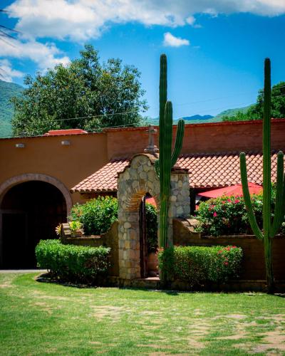 Ein Garten an der Unterkunft Hacienda de los Santos