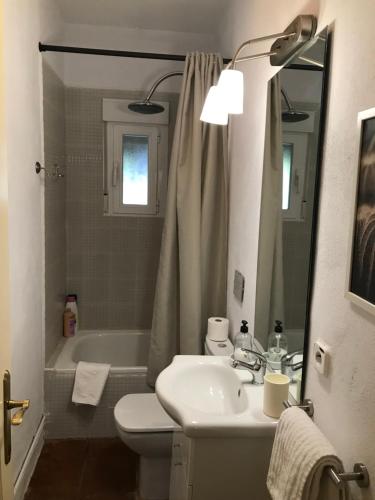 a bathroom with a sink and a toilet and a tub at Paz Rural a una hora de Madrid in Hontoba