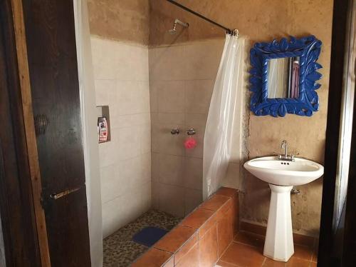 La salle de bains est pourvue d'un lavabo et d'une douche. dans l'établissement Ranchito La Querencia, à Mexicali