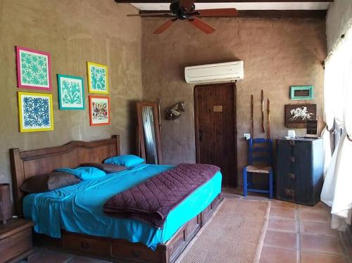 - une chambre avec un lit et un ventilateur de plafond dans l'établissement Ranchito La Querencia, à Mexicali