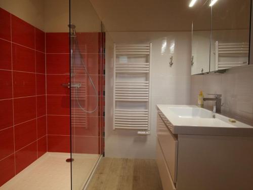 uma casa de banho com uma cabina de duche em vidro e um lavatório. em Gîte Freycenet-la-Cuche, 6 pièces, 14 personnes - FR-1-582-23 em Freycenet-la-Cuche