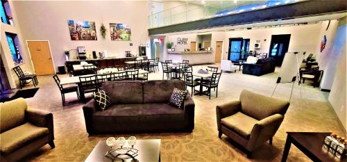 A restaurant or other place to eat at Qube Hotel - Polk City
