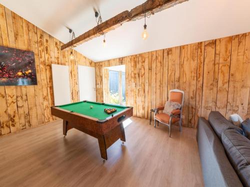 Cette chambre dispose d'un billard et d'un canapé. dans l'établissement Lush chalet near lake of B tgenbach, à Wirtzfeld