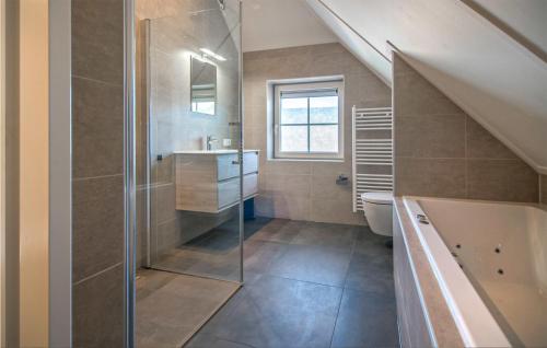 een badkamer met een douche, een wastafel en een toilet bij Gorgeous Home In Den Ham With Sauna in Den Ham