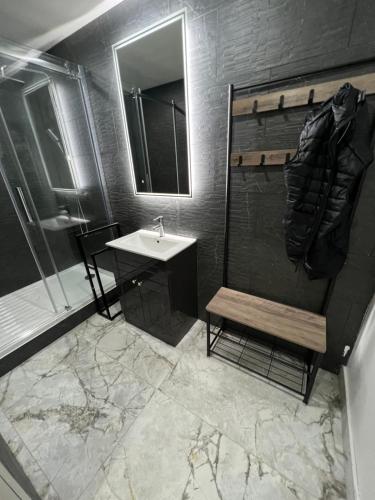 Penthouse Style Luxury 2 Bedroom House has Hot-Tub, extra fees apply photo 36