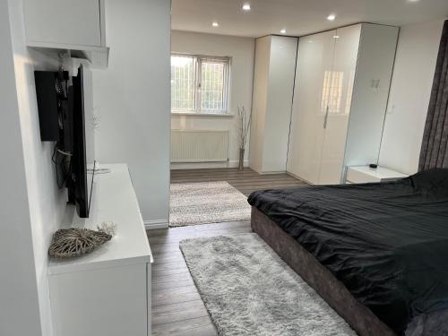 Penthouse Style Luxury 2 Bedroom House has Hot-Tub, extra fees apply photo 35