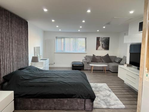 Penthouse Style Luxury 2 Bedroom House has Hot-Tub, extra fees apply photo 24