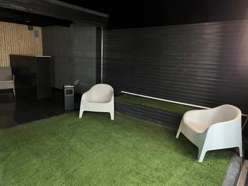 Penthouse Style Luxury 2 Bedroom House has Hot-Tub, extra fees apply photo 42