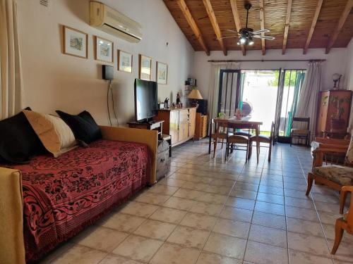 uma sala de estar com um sofá e uma mesa em La casa de Chiqui em Mendoza