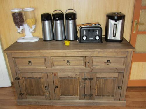 Příslušenství pro přípravu čaje a kávy v ubytování Casa Hospedaje Costanera