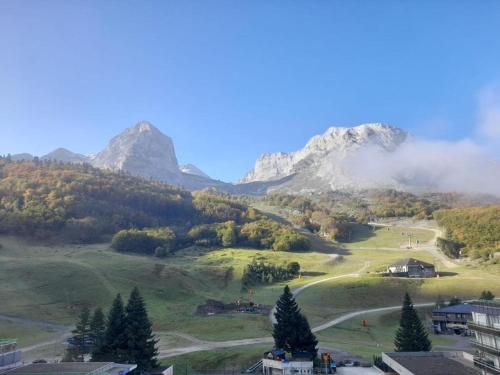 Photo de la galerie de l'établissement Studio lumineux 4 pers à 150m des pistes avec balcon et vue montagne - FR-1-400-111, à Eaux-Bonnes