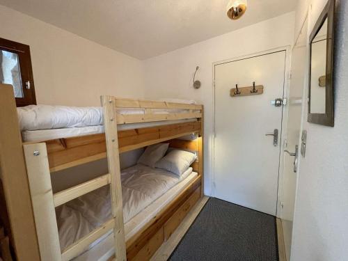 - deux lits superposés dans une petite chambre dans l'établissement Appartement cosy à Serre-Chevalier, proche pistes, terrasse, parking, 2 étoiles, 2 pers. - FR-1-330E-127, à Saint-Chaffrey