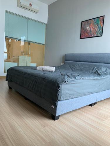 Ένα ή περισσότερα κρεβάτια σε δωμάτιο στο Jazz Service Suites 2 bedroom 35-1 by Yen's Sojourn