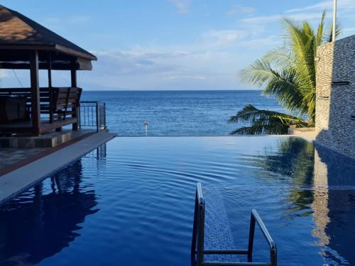 Bazén v ubytování Beachfront Vacation Villa with Infinity Pool nebo v jeho okolí