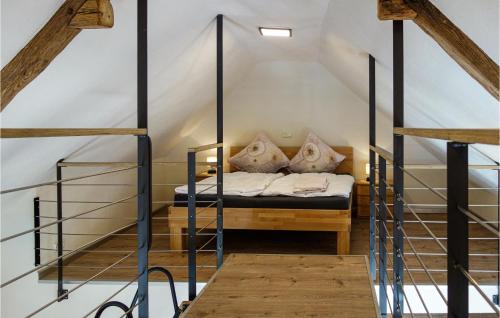 Habitación con cama en el ático en 1 Bedroom Gorgeous Home In Heckenmnster, 
