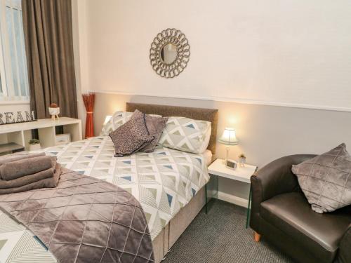 sypialnia z łóżkiem, kanapą i krzesłem w obiekcie Grand Sea View w mieście North Shields