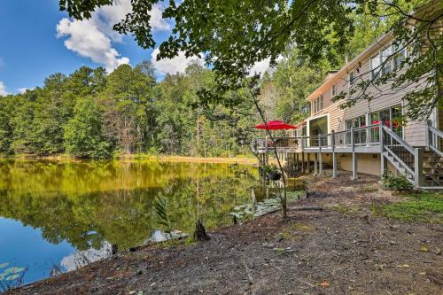 Fotografie z fotogalerie ubytování Lawrenceville Gem with Boat Dock on Private Lake! v destinaci Lawrenceville
