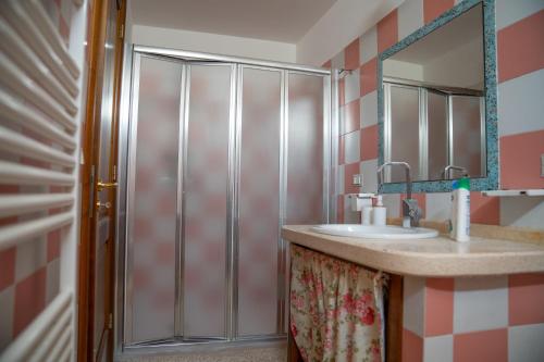 ein Bad mit einem Waschbecken und einer Dusche in der Unterkunft CASA DE ANDRE' in Montesano Salentino