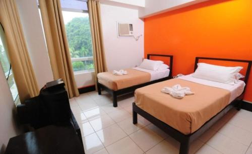 Postel nebo postele na pokoji v ubytování Negrense Suites