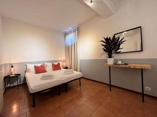 Un dormitorio con una cama con almohadas rojas. en 2-bedroom flat in the heart of Bergamo city centre, en Bérgamo