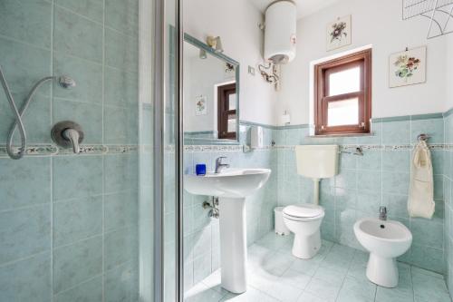 W łazience znajduje się umywalka, toaleta i prysznic. w obiekcie Porta Carini w mieście Palermo
