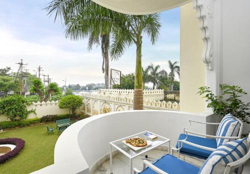 Jardín al aire libre en Swaroop Vilas - Lake Facing Boutique Hotel