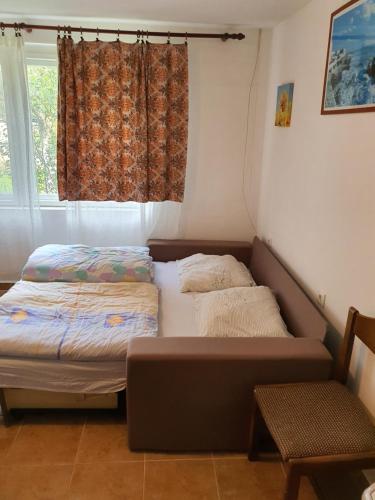 a bedroom with two beds and a window at Apartman Runolist in Delnice