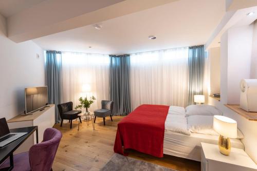 デュッセルドルフにあるApartment Düsseldorfのベッドとデスクが備わるホテルルームです。
