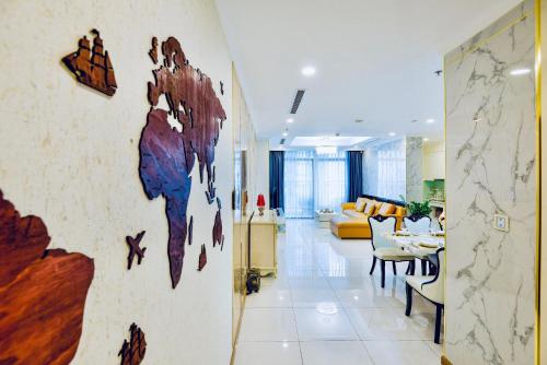 ein Wohnzimmer mit einem Wandgemälde in der Unterkunft Vinhomes Premium Apartment in Ho-Chi-Minh-Stadt