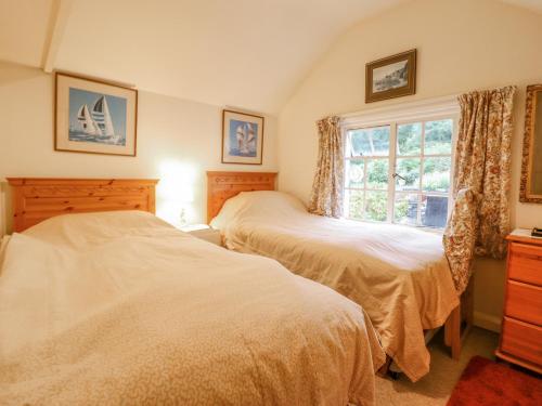 Giường trong phòng chung tại Pump Cottage, 8 Glyn Terrace