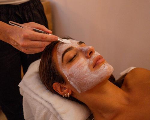 a woman getting her hair cut with a brush at Hotel & Spa Relais Freedom Club in Massa Lubrense