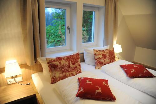 two twin beds in a room with a window at Hotelanlage Starick in Lübbenau