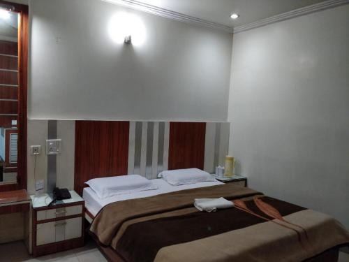 Una cama o camas en una habitación de Hotel Yatrik