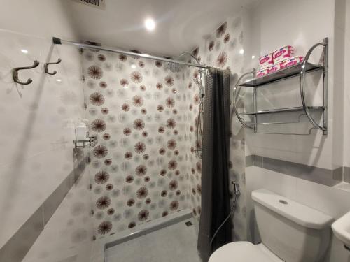 uma casa de banho com uma cortina de chuveiro e um WC. em Modern Studio in the Centre of Chiang Mai em Chiang Mai