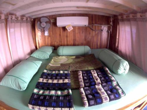 Ένα ή περισσότερα κρεβάτια σε δωμάτιο στο KOMODO BOAT CHARTER