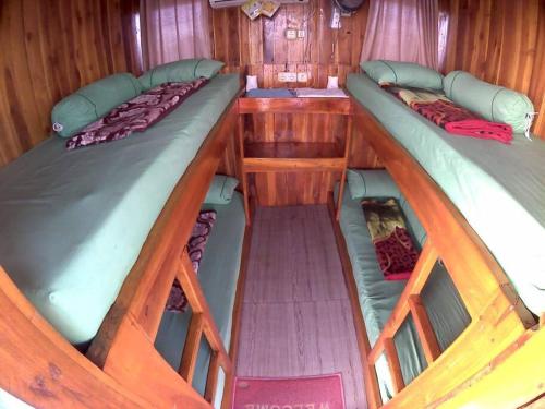 Ένα ή περισσότερα κρεβάτια σε δωμάτιο στο KOMODO BOAT CHARTER