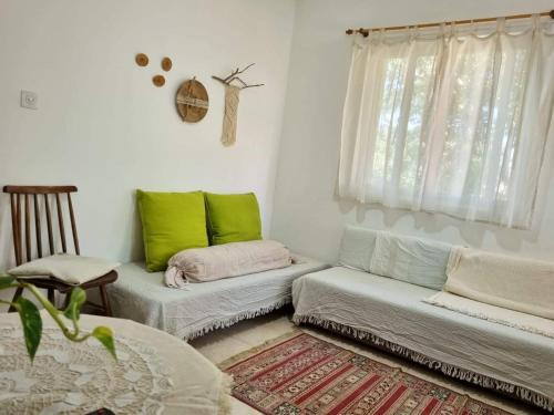 sala de estar con sofá y ventana en בית פרומן, en Moledet